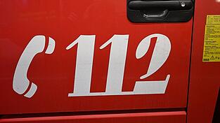 Die Feuerwehr schlug eine kleinere Scheibe ein. (Symbolbild) Die Feuerwehr schlug eine kleinere Scheibe ein. (Symbolbild)