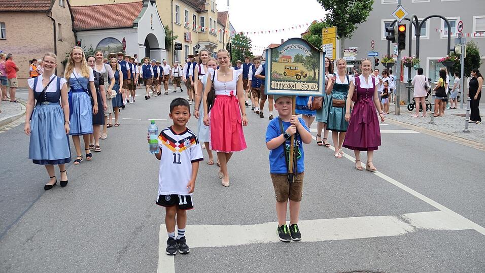 In zwei Jahren wird der Burschenverein Mitterdorf 50 Jahre alt. Die starke Abordnung gibt schon mal einen Vorgeschmack aufs Fest.