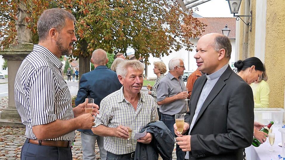 Kleiner Umtrunk nach dem Gottesdienst: Pfarrer Brunner (rechts) im Gespräch mit Kirchenpfleger Dr. Heinrich Fischer (links) und Organist Xaver Schneider (Mitte). Kleiner Umtrunk nach dem Gottesdienst: Pfarrer Brunner (rechts) im Gespräch mit Kirchenpfleger Dr. Heinrich Fischer (links) und Organist Xaver Schneider (Mitte).