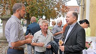 Kleiner Umtrunk nach dem Gottesdienst: Pfarrer Brunner (rechts) im Gespräch mit Kirchenpfleger Dr. Heinrich Fischer (links) und Organist Xaver Schneider (Mitte). Kleiner Umtrunk nach dem Gottesdienst: Pfarrer Brunner (rechts) im Gespräch mit Kirchenpfleger Dr. Heinrich Fischer (links) und Organist Xaver Schneider (Mitte).