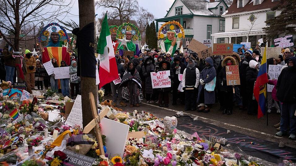 Demonstranten gedenken der erschossenen Renee Good. Demonstranten gedenken der erschossenen Renee Good.