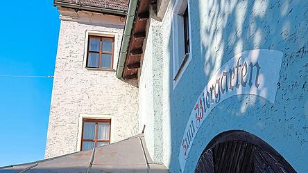 „Mehr Nutzung als nur Wohnen“ wünschen sich Bürgermeisterin Alexandra Riedl und der Stadtrat für die ehemaligen Gasthäuser Platzer und Kerscher in der Innenstadt. Was möglich ist und welchen Aufwand das bedeuten würde, soll eine Machbarkeitsstudie klären, die voraussichtlich im ersten Halbjahr 2027 fertig sein soll. „Mehr Nutzung als nur Wohnen“ wünschen sich Bürgermeisterin Alexandra Riedl und der Stadtrat für die ehemaligen Gasthäuser Platzer und Kerscher in der Innenstadt. Was möglich ist und welchen Aufwand das bedeuten würde, soll eine Machbarkeitsstudie klären, die voraussichtlich im ersten Halbjahr 2027 fertig sein soll.