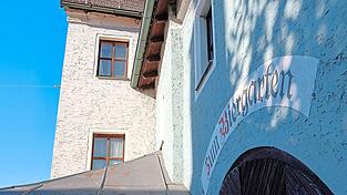 &bdquo;Mehr Nutzung als nur Wohnen&ldquo; w&uuml;nschen sich B&uuml;rgermeisterin Alexandra Riedl und der Stadtrat f&uuml;r die ehemaligen Gasth&auml;user Platzer und Kerscher in der Innenstadt. Was m&ouml;glich ist und welchen Aufwand das bedeuten w&uuml;rde, soll eine Machbarkeitsstudie kl&auml;ren, die voraussichtlich im ersten Halbjahr 2027 fertig sein soll.