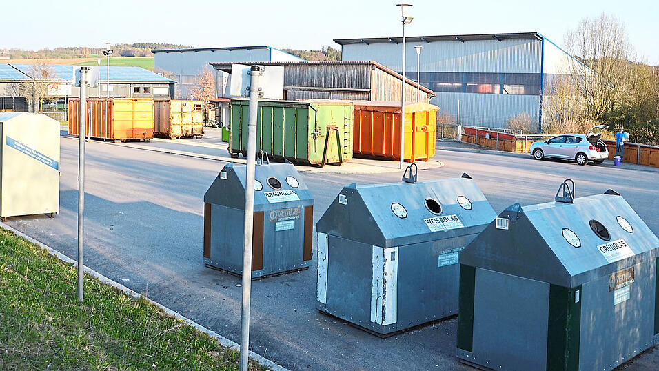 War in der letzten Woche nur die Anlieferung von Grüngut möglich, steht der Mainburger Wertstoffhof ab Mittwoch wieder regulär für sämtliche Entsorgungen offen - allerdings kontaktlos zum Personal. War in der letzten Woche nur die Anlieferung von Grüngut möglich, steht der Mainburger Wertstoffhof ab Mittwoch wieder regulär für sämtliche Entsorgungen offen - allerdings kontaktlos zum Personal.