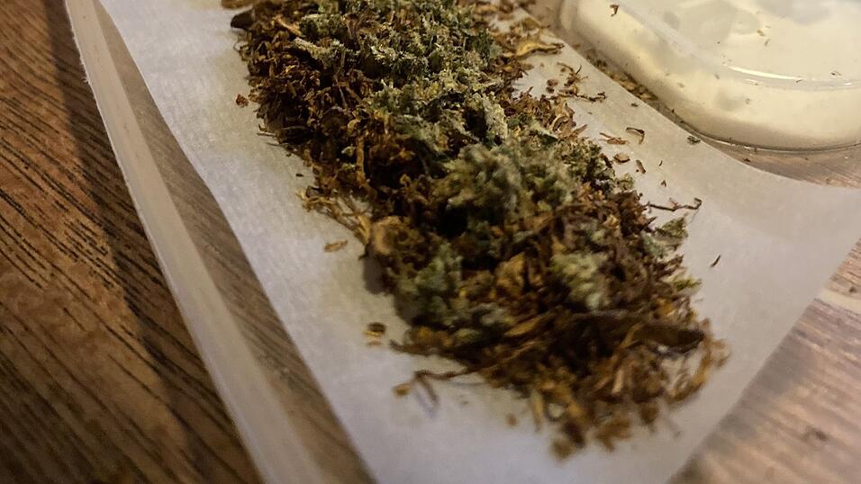 Ein Joint in einem Straubinger Wohnzimmer. Das sind 0,1 Gramm Cannabis, besitzen darf man 50 Gramm. Ein Joint in einem Straubinger Wohnzimmer. Das sind 0,1 Gramm Cannabis, besitzen darf man 50 Gramm.