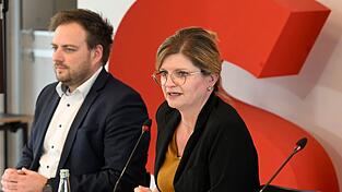 Die Parteichefin der SPD in Nordrhein-Westfalen, Sarah Philipp, und Generalsekretär Cordes stellen eine außergewöhnliche Kampagne vor. (Archivbild) Die Parteichefin der SPD in Nordrhein-Westfalen, Sarah Philipp, und Generalsekretär Cordes stellen eine außergewöhnliche Kampagne vor. (Archivbild)