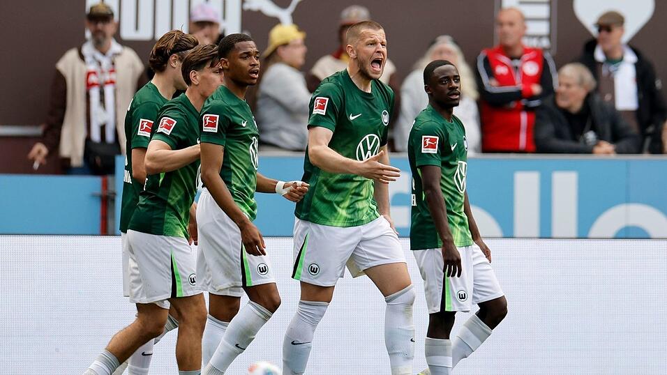 Nur sie durften im Tabellenkeller jubeln: die Spieler des VfL Wolfsburg.