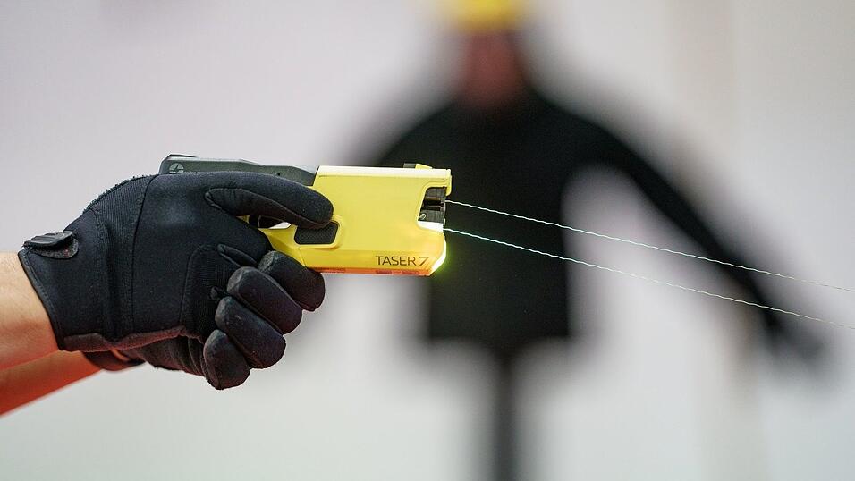 Taser statt Pistole? Die bayerische Polizei will das nun auch für den Einsatz auf Streife testen. (Symbolbild) Taser statt Pistole? Die bayerische Polizei will das nun auch für den Einsatz auf Streife testen. (Symbolbild)