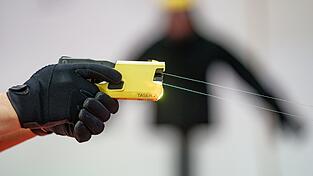 Taser statt Pistole? Die bayerische Polizei will das nun auch für den Einsatz auf Streife testen. (Symbolbild) Taser statt Pistole? Die bayerische Polizei will das nun auch für den Einsatz auf Streife testen. (Symbolbild)