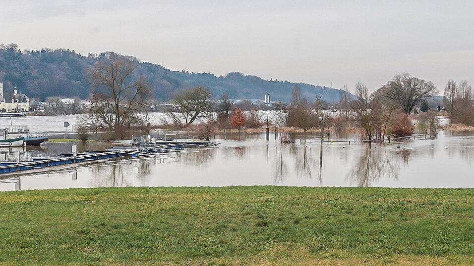 Auch in Vilshofen stieg die Donau &uuml;ber die Ufer.
