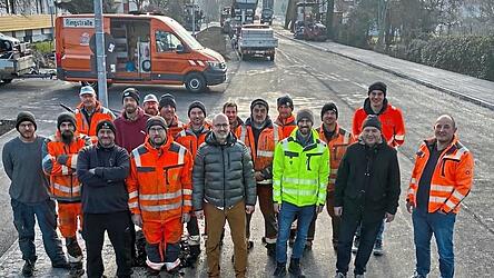 Die Verantwortlichen freuen sich, dass die Rottenburger Stra&szlig;e in Ergolding noch vor Weihnachten freigegeben werden kann.