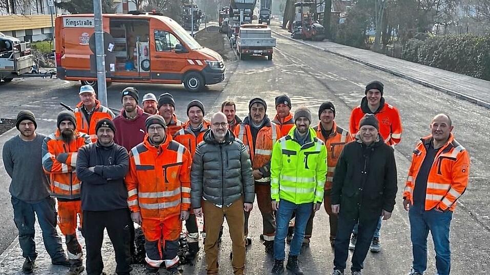 Die Verantwortlichen freuen sich, dass die Rottenburger Straße in Ergolding noch vor Weihnachten freigegeben werden kann. Die Verantwortlichen freuen sich, dass die Rottenburger Straße in Ergolding noch vor Weihnachten freigegeben werden kann.
