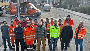 Die Verantwortlichen freuen sich, dass die Rottenburger Straße in Ergolding noch vor Weihnachten freigegeben werden kann. Die Verantwortlichen freuen sich, dass die Rottenburger Straße in Ergolding noch vor Weihnachten freigegeben werden kann.