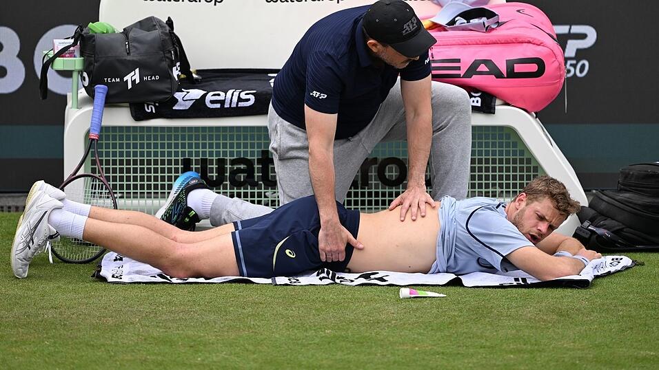 Medizinische Auszeit für Hanfmann: Der deutsche Tennisprofi ließ sich im dritten Satz behandeln. Medizinische Auszeit für Hanfmann: Der deutsche Tennisprofi ließ sich im dritten Satz behandeln.