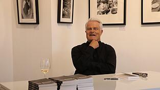 Wolf-Dietrich Nahr war lange Zeit Journalist. Mittlerweile schreibt er fiktiv. Im August hat er bereits seinen zweiten Krimi veröffentlicht und kürzlich in der Regensburger Galerie Claus daraus vorgelesen. Wolf-Dietrich Nahr war lange Zeit Journalist. Mittlerweile schreibt er fiktiv. Im August hat er bereits seinen zweiten Krimi veröffentlicht und kürzlich in der Regensburger Galerie Claus daraus vorgelesen.