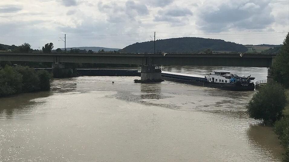 Bei Poikam im Landkreis Kelheim hat sich ein Schiff quergestellt. Bei Poikam im Landkreis Kelheim hat sich ein Schiff quergestellt.