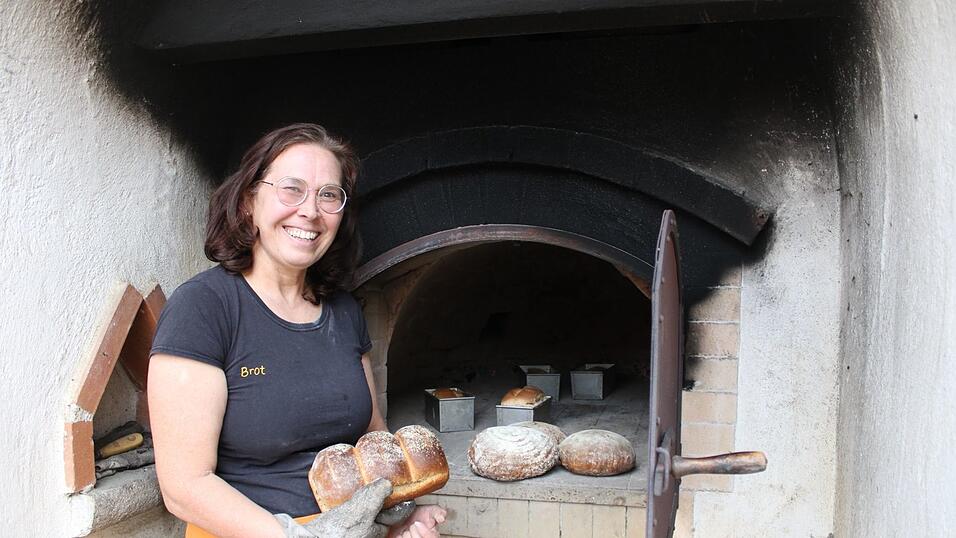 Über die Volkshochschule gibt Elisabeth Fischer Brotbackkurse in der Klostermühle Altenmarkt. Roggensauerteig, Urkorn und Vollkorn oder Brezen und Laugengebäcke - sie zeigt, wie diese gelingen. Info und Anmeldung unter www.vhs-cham.de. Über die Volkshochschule gibt Elisabeth Fischer Brotbackkurse in der Klostermühle Altenmarkt. Roggensauerteig, Urkorn und Vollkorn oder Brezen und Laugengebäcke - sie zeigt, wie diese gelingen. Info und Anmeldung unter www.vhs-cham.de.