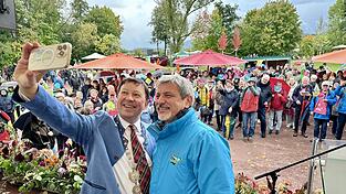 Der eine hat’s geschafft, der andere hat’s noch vor sich: Bad Windsheims Bürgermeister Jürgen Heckel (links) beim Selfie mit seinem Further Amtskollegen Sandro Bauer kurz vor der Fahnenübergabe.