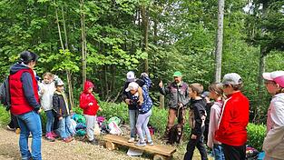 Der Holzsteg stellt einen schmalen Pfad über eine Schlucht mit Krokodilen dar; wer runterfällt, wird gefressen. Deshalb war die Aufgabe von jeweils zwei Schülern, sich gegenseitig zu helfen, damit beide unbeschadet den Holzsteg passieren konnten. Der Holzsteg stellt einen schmalen Pfad über eine Schlucht mit Krokodilen dar; wer runterfällt, wird gefressen. Deshalb war die Aufgabe von jeweils zwei Schülern, sich gegenseitig zu helfen, damit beide unbeschadet den Holzsteg passieren konnten.