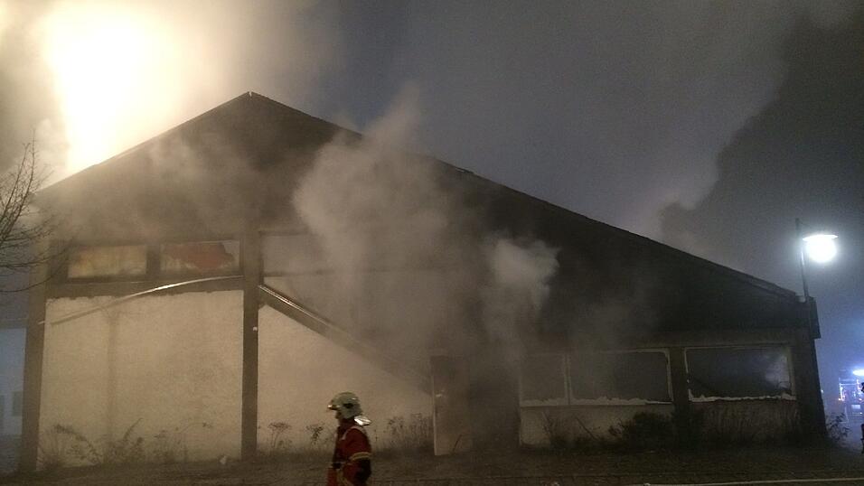 Die Kultdisko Penker in Ascha ist am frühen Mittwochmorgen in Flammen aufgegangen. Die Kultdisko Penker in Ascha ist am frühen Mittwochmorgen in Flammen aufgegangen.