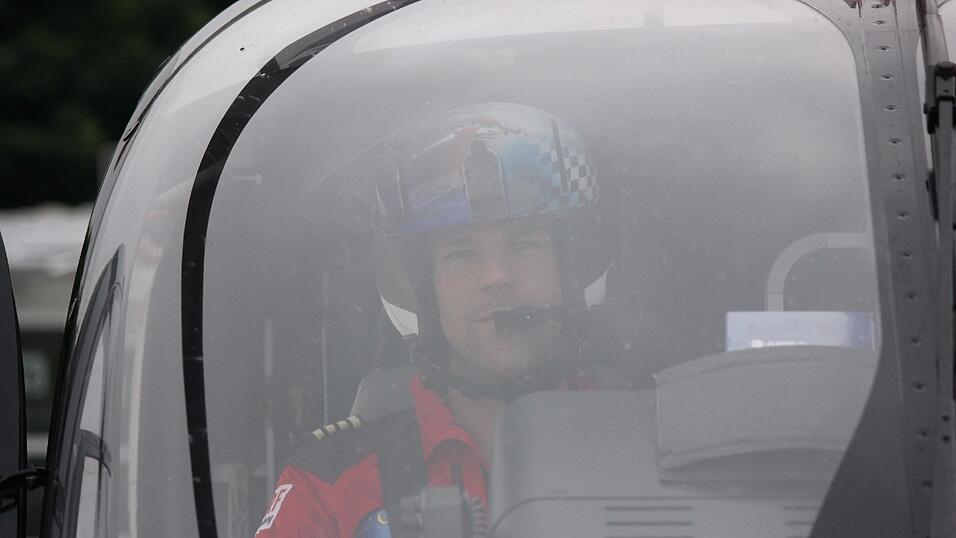 'Auf dem Hinflug sitzen Rettungsassistent und Pilot im Cockpit, der Pilot sitzt, anders als im Auto, meistens rechts.'