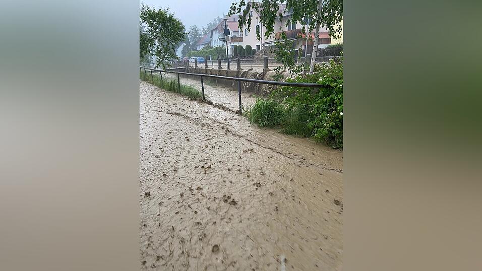 Ein heftiges Unwetter fegte am 9. Juni &uuml;ber Landshut hinweg und bescherte der Feuerwehr zahlreiche Eins&auml;tze.