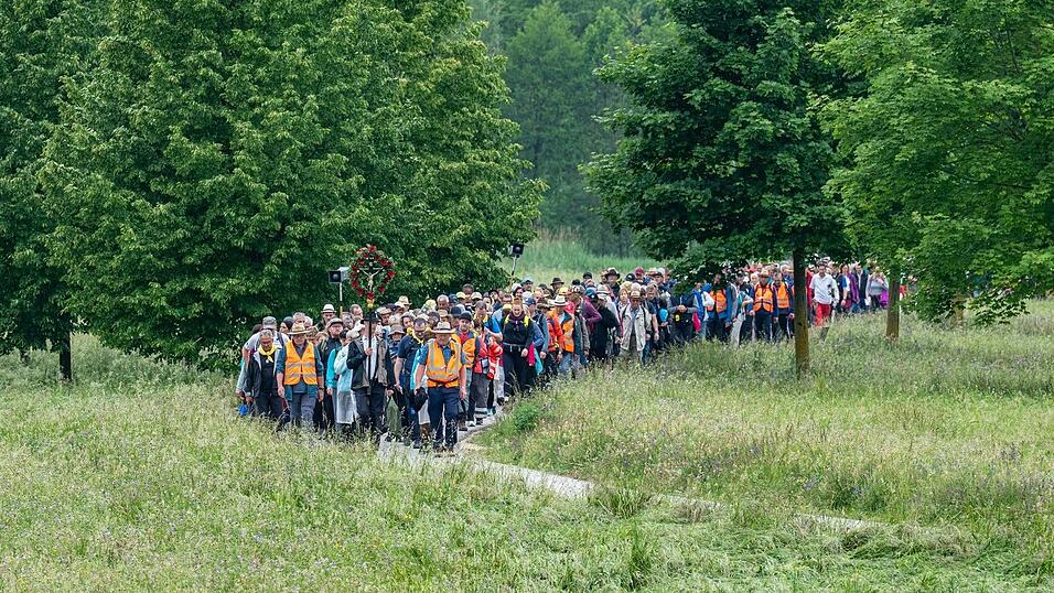 Die Regensburger Fußwallfahrt nach Altötting hatte in diesem Jahr nach Veranstalterangaben einen großen Teilnehmer-Zuwachs. Die Regensburger Fußwallfahrt nach Altötting hatte in diesem Jahr nach Veranstalterangaben einen großen Teilnehmer-Zuwachs.