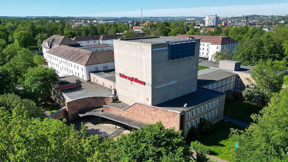 Das verwaiste Chemnitzer Schauspielhaus wird beim Kunstfestival «Begehungen» zu einer temporären Galerie für zeitgenössische Kunst (Archivbild) Das verwaiste Chemnitzer Schauspielhaus wird beim Kunstfestival «Begehungen» zu einer temporären Galerie für zeitgenössische Kunst (Archivbild)