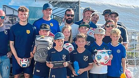 Die Verantwortlichen des TSV Kirchberg um Jugendleiter Jochen Gruber (links) gratulierten den Siegern des Fu&szlig;ball-Darts.
