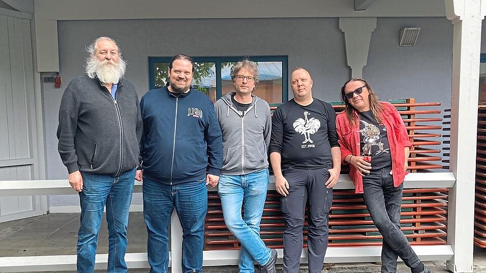 Bald werden die Bierzeltgarnituren wieder aufgebaut, vor denen Martin Mezger, Michael Holzgartner, Thomas Widmair, Markus Pickal und Sascha Jakob (von links) stehen. Bald werden die Bierzeltgarnituren wieder aufgebaut, vor denen Martin Mezger, Michael Holzgartner, Thomas Widmair, Markus Pickal und Sascha Jakob (von links) stehen.