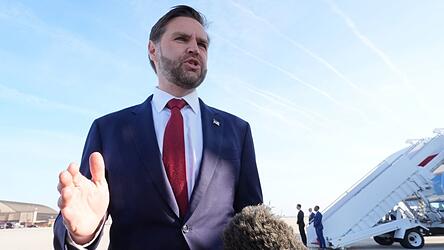 Vance richtet vor seinem Abflug nach Pakistan eine Warnung an den Iran.