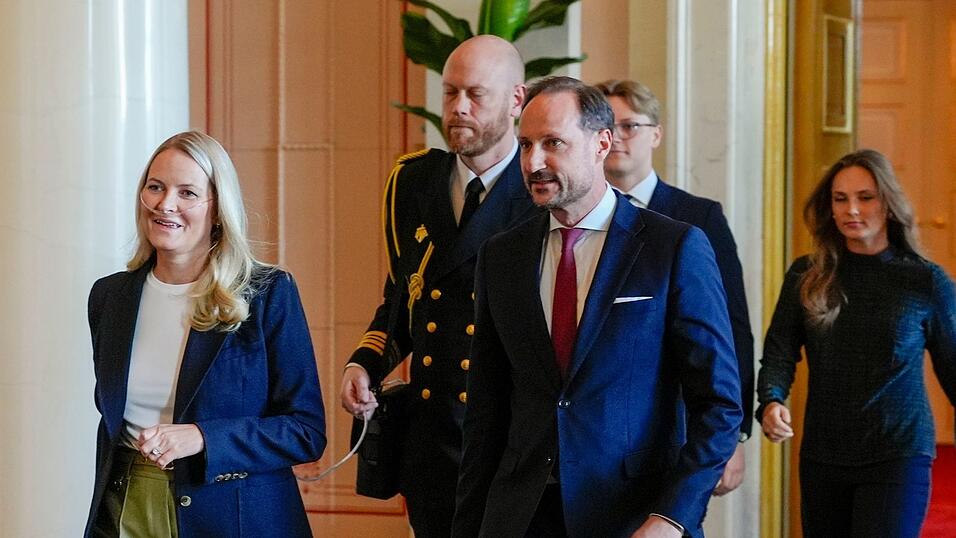 Bei öffentlichen Terminen sah man Mette-Marit (links) im Frühjahr manchmal mit Sauerstoffgerät. Die Kronprinzessin leidet an einer schweren Lungenkrankheit. (Archivbild) Bei öffentlichen Terminen sah man Mette-Marit (links) im Frühjahr manchmal mit Sauerstoffgerät. Die Kronprinzessin leidet an einer schweren Lungenkrankheit. (Archivbild)