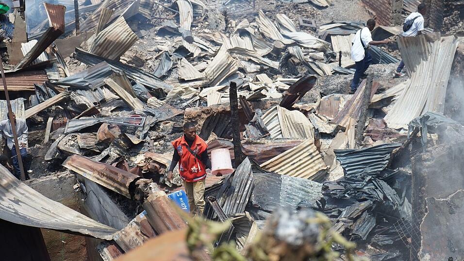 Bei einem Feuer in einem dicht bebauten Wohnviertel in Bukavu brannten auch zwei Schulen ab. Bei einem Feuer in einem dicht bebauten Wohnviertel in Bukavu brannten auch zwei Schulen ab.