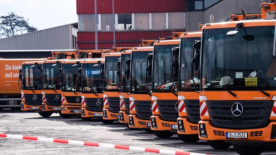 Im kommenden Jahr werden wieder die Tarifverträge für den Öffentlichen Dienst des Bundes und der Kommunen verhandelt. Warnstreiks etwa bei der Müllabfuhr könnten wieder dazugehören. (Symbolbild) Im kommenden Jahr werden wieder die Tarifverträge für den Öffentlichen Dienst des Bundes und der Kommunen verhandelt. Warnstreiks etwa bei der Müllabfuhr könnten wieder dazugehören. (Symbolbild)