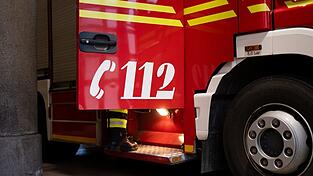 Die Feuerwehr löschte den brennenden Kinderwagen. (Symbolbild)