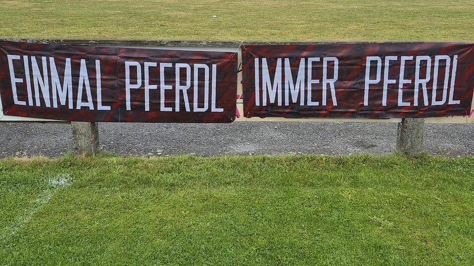 „Einmal Pferdl, immer Pferdl“ lautet das Motto eines Fußballvereins aus dem Landkreis Regensburg.