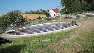 In der Kläranlage ist eine kleine Reparatur erforderlich, der Räumer des Nachklärbeckens ist defekt.