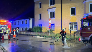 Nachdem das Wasser abfließen konnte, mussten die Straßen gereinigt werden.