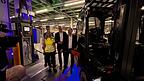 Minister Hubert Aiwanger ist zu Besuch im BMW-Werk in Regensburg. Katharina Radtke (links) stellte das Projekt vor.&nbsp;