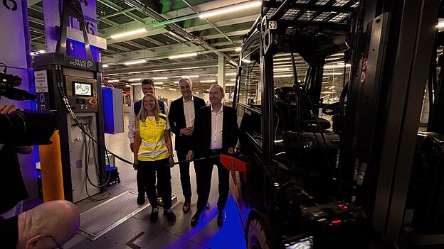 Minister Hubert Aiwanger ist zu Besuch im BMW-Werk in Regensburg. Katharina Radtke (links) stellte das Projekt vor.&nbsp;