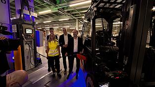 Minister Hubert Aiwanger ist zu Besuch im BMW-Werk in Regensburg. Katharina Radtke (links) stellte das Projekt vor. Minister Hubert Aiwanger ist zu Besuch im BMW-Werk in Regensburg. Katharina Radtke (links) stellte das Projekt vor.