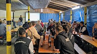 In der Stehhalle hatten sich die SC-Mitglieder versammelt, um über den „Meilenstein“ in der Vereinsgeschichte abzustimmen. In der Stehhalle hatten sich die SC-Mitglieder versammelt, um über den „Meilenstein“ in der Vereinsgeschichte abzustimmen.