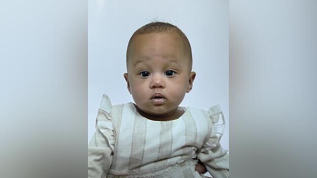 Ein gutes halbes Jahr ist die kleine Kymia nun alt. In London k&ouml;nnte das M&auml;dchen kurzfristig die notwendige Behandlung erhalten. Doch daf&uuml;r ist die junge Familie dringend auf Spenden angewiesen.