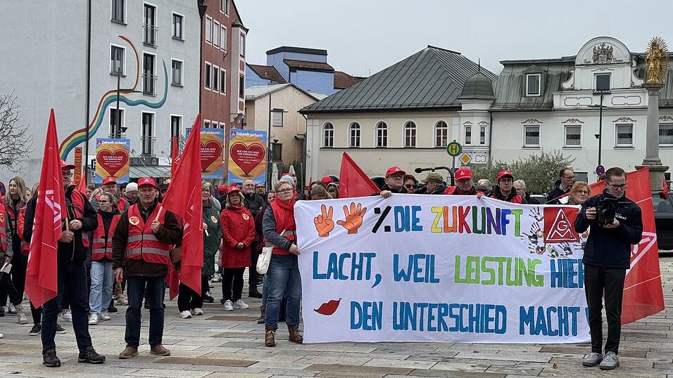 Viele Mitarbeiter waren bei der Rodenstock-Demo dabei. Viele Mitarbeiter waren bei der Rodenstock-Demo dabei.