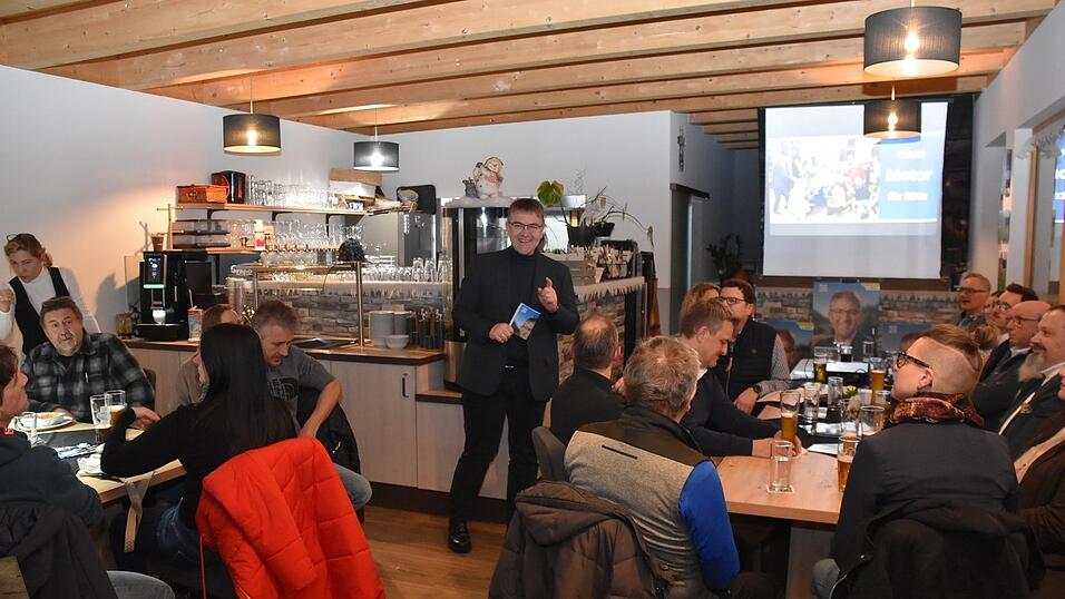 Michael Multerer, Bewerber um das Amt des Landrats, stellt sich bei der Auftaktversammlung der CSU R&ouml;tz vor.