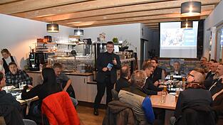 Michael Multerer, Bewerber um das Amt des Landrats, stellt sich bei der Auftaktversammlung der CSU R&ouml;tz vor.