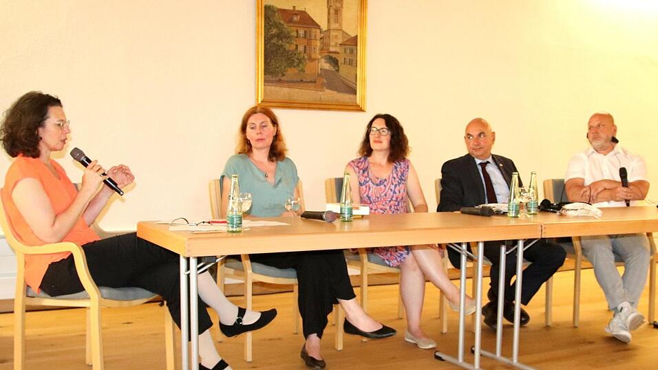 Sie bestritten die Podiumsdiskussion: Zuzana Jürgens (Moderatorin), Alice Horácková, Kathrin Freier-Maldoner, Jürgen Mistol und Václav Bernard (von links) Sie bestritten die Podiumsdiskussion: Zuzana Jürgens (Moderatorin), Alice Horácková, Kathrin Freier-Maldoner, Jürgen Mistol und Václav Bernard (von links)