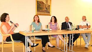 Sie bestritten die Podiumsdiskussion: Zuzana J&uuml;rgens (Moderatorin), Alice Hor&aacute;ckov&aacute;, Kathrin Freier-Maldoner, J&uuml;rgen Mistol und V&aacute;clav Bernard (von links)
