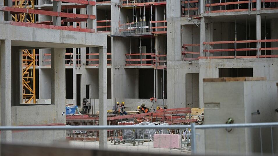 Bauen, bauen, bauen - in Bayern wurden im ersten Halbjahr 2026 so viele Genehmigungen für neue Wohnungen erteilt, wie schon lange nicht mehr. (Symbolbild) Bauen, bauen, bauen - in Bayern wurden im ersten Halbjahr 2026 so viele Genehmigungen für neue Wohnungen erteilt, wie schon lange nicht mehr. (Symbolbild)