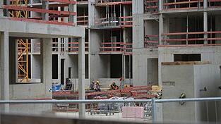 Bauen, bauen, bauen - in Bayern wurden im ersten Halbjahr 2026 so viele Genehmigungen für neue Wohnungen erteilt, wie schon lange nicht mehr. (Symbolbild) Bauen, bauen, bauen - in Bayern wurden im ersten Halbjahr 2026 so viele Genehmigungen für neue Wohnungen erteilt, wie schon lange nicht mehr. (Symbolbild)